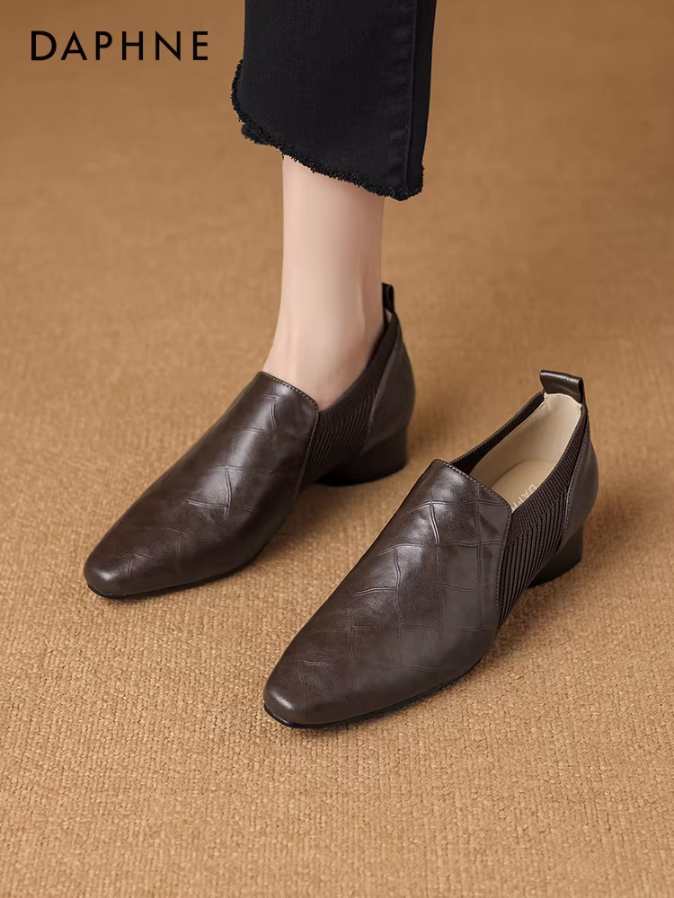 Giày lười nữ Daphne kiểu dáng sâu, mùa thu đông 2025, kiểu Anh, chất liệu da, kiểu dáng dễ đi, giày công sở nữ.