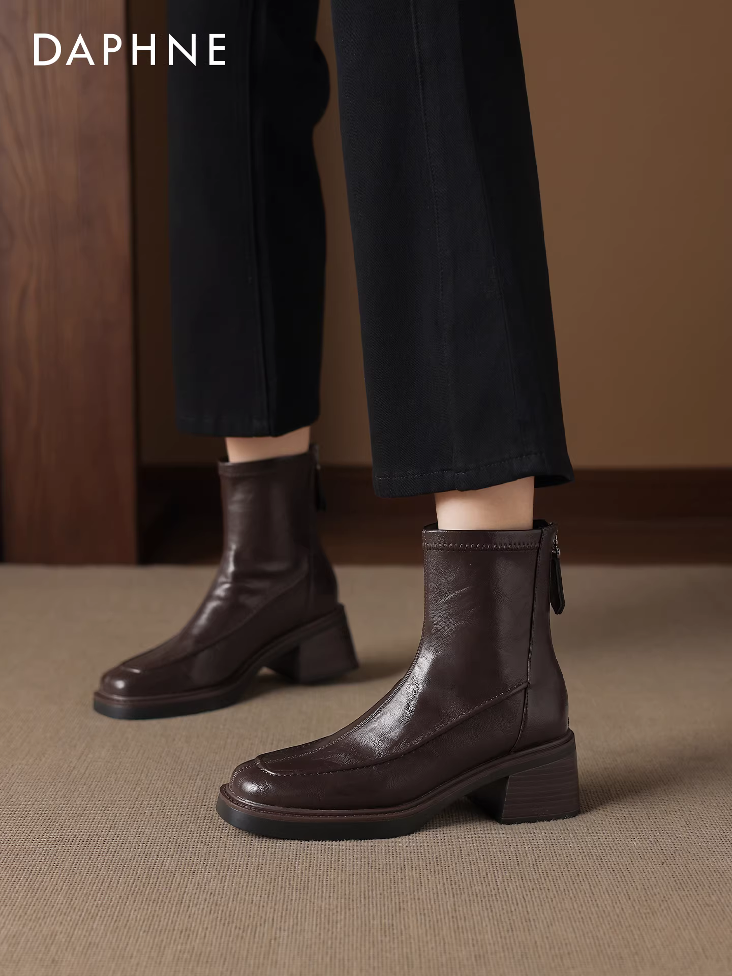 Giày bốt cao gót đế dày Daphne dành cho nữ, mẫu mới thu đông 2025, kiểu dáng cổ điển Anh, bốt Martin ngắn, kiểu dáng ôm chân