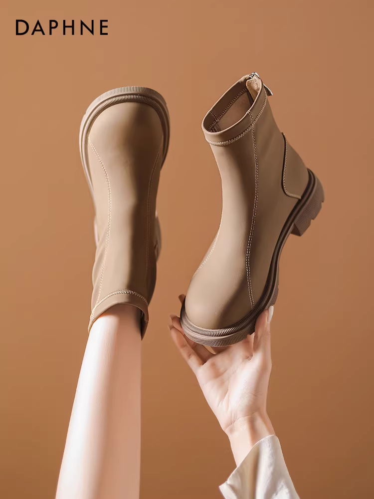 Giày bốt ngắn Daphne dành cho nữ 2023, kiểu dáng Pháp phổ biến mùa thu đông, mang lại cảm giác cao cấp, kiểu dáng ôm sát, giày bốt đế bằng, kiểu bốt tất dành cho nữ.