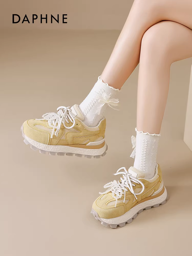 Giày bố đế dày Daphne dành cho nữ, kiểu mới thu đông 2025, siêu hot, thoáng khí, giày thể thao tăng chiều cao, giày tập màu vàng.