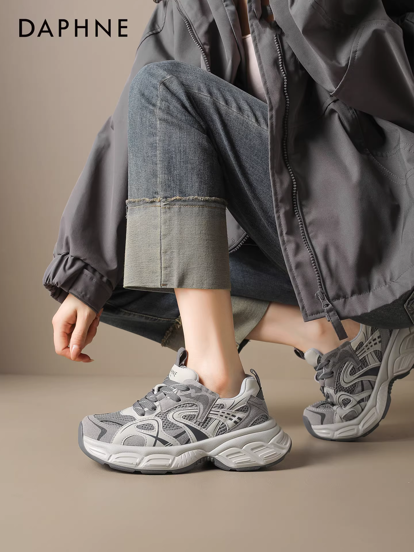 Giày thể thao đế dày Daphne 2025 mới, lót lông mùa đông dành cho nữ, giày mùa đông ấm áp và tăng chiều cao cho người nhỏ nhắn.