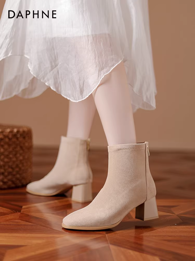 Giày bốt cao gót ngắn Daphne dành cho nữ 2025 mới mùa thu đông, bốt gót dày kiểu dáng thon gọn, bốt cổ ngắn kiểu Pháp, bốt đơn, bốt da lộn dành cho nữ