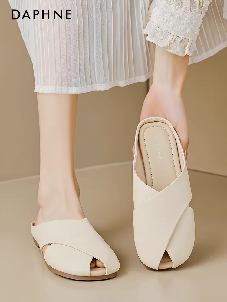 Giày dép nữ Daphne mùa hè đi ngoài trời, kiểu mới 2025, dép xỏ ngón thoải mái, đế bằng, mũi kín.