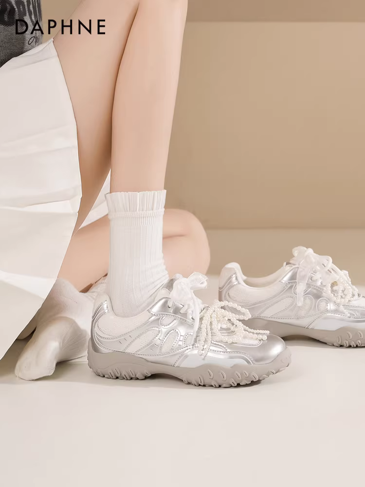 Giày thể thao nữ Daphne bạc, kiểu dáng mới mùa thu 2025, đế mềm, dây buộc, phong cách thể thao giản dị, màu trắng.