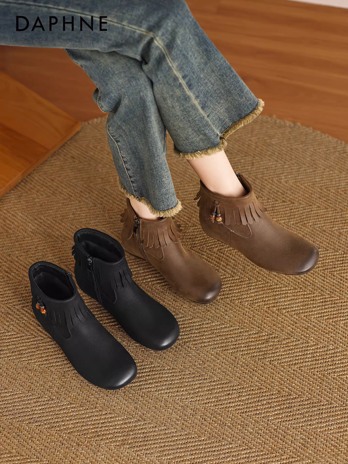 Giày bốt ngắn Daphne dành cho nữ 2025, mẫu mới thu đông, kiểu tua rua, cổ ngắn, lót lông, đế bằng, kiểu dáng thon gọn, giày bốt Martin nữ.