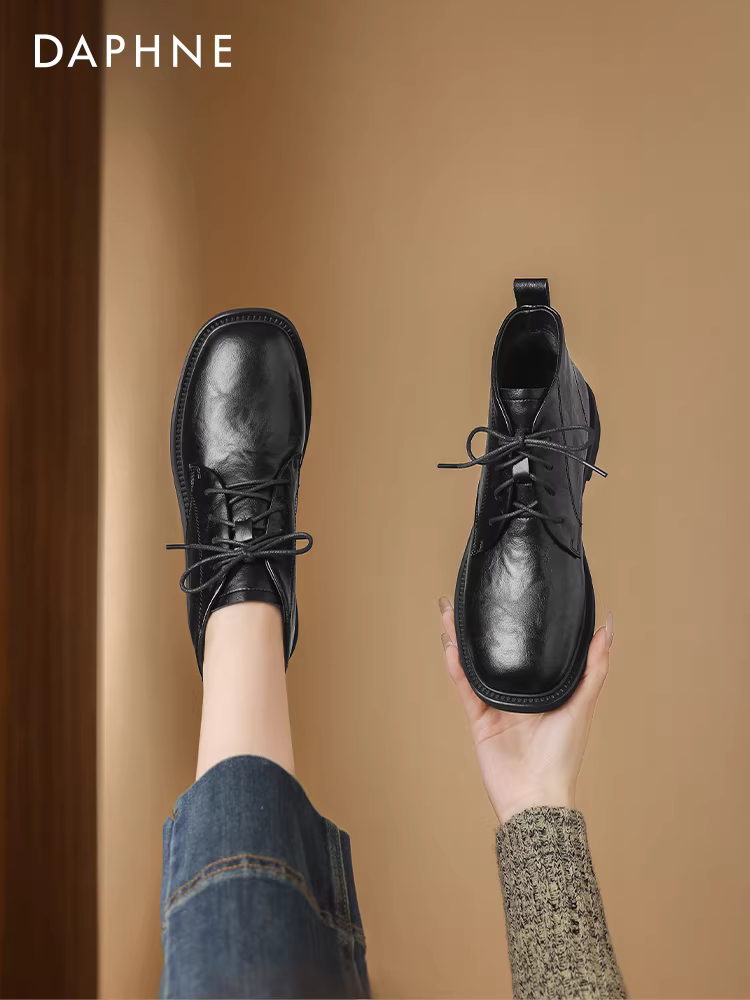 Giày bốt đen Daphne nữ 2025 kiểu Anh mới, giày bốt Martin đa năng, gót dày, bốt ngắn thời trang, giày bốt thon gọn