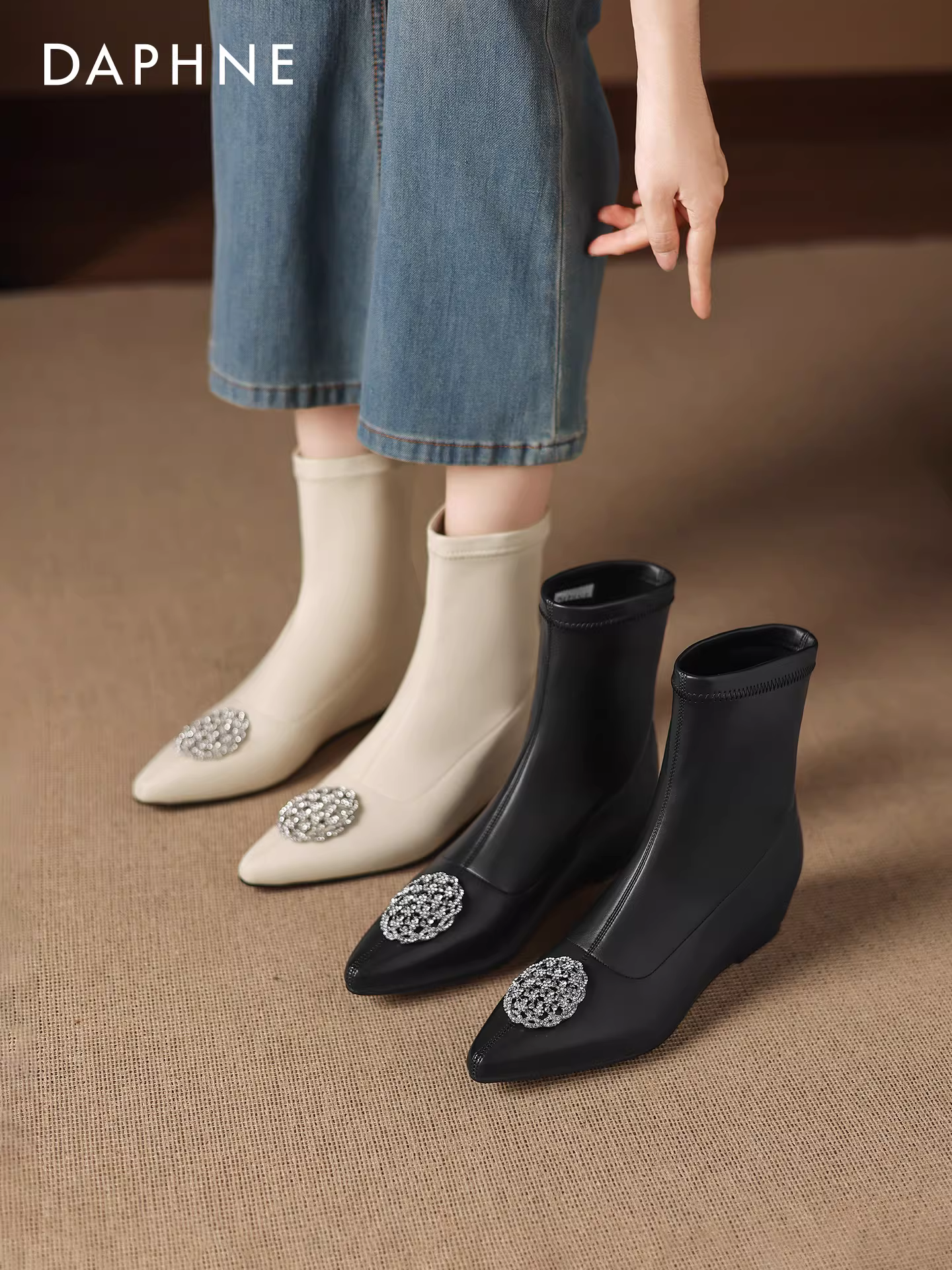 Giày bốt mũi nhọn ngắn Daphne dành cho nữ, kiểu dáng mùa đông mới 2025, thanh lịch, tăng chiều cao, ôm dáng, màu đen, kiểu Martin.