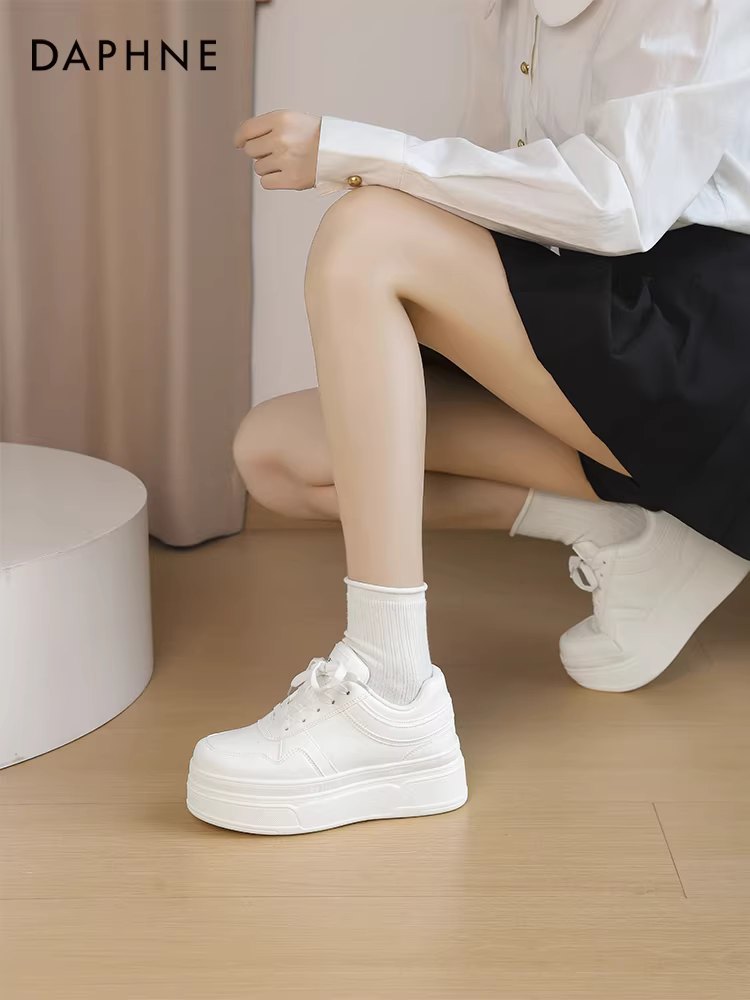 Giày thể thao đế dày màu trắng Daphne dành cho nữ 2025 kiểu dáng mới phổ biến mùa xuân hè, phối cùng chân váy, giày thường đa năng, giày thể thao tăng chiều cao cho nữ