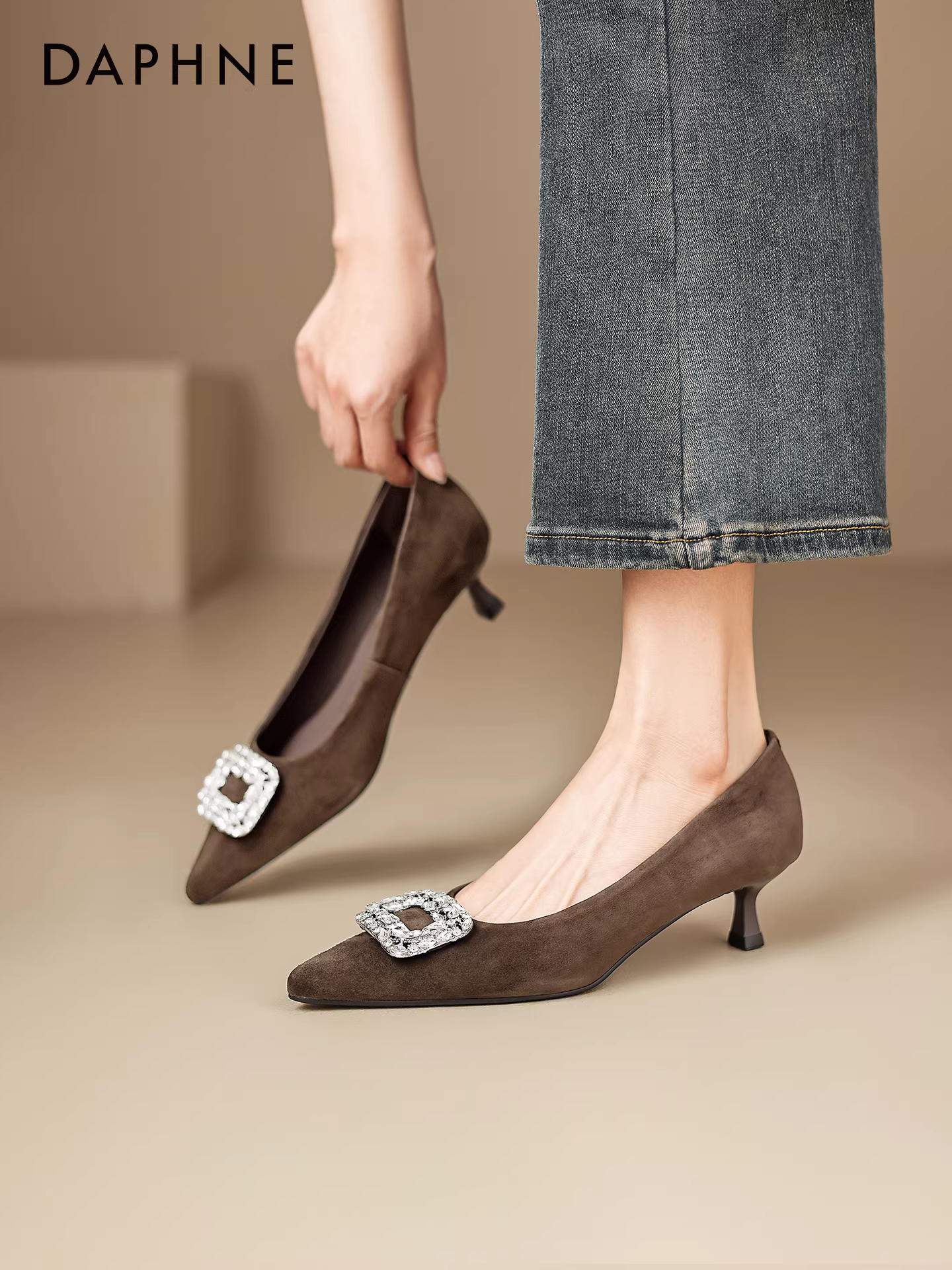 Giày cao gót Daphne kiểu mũi nhọn, đính đá, khóa vuông, phong cách retro mùa thu 2025 dành cho nữ, thoải mái khi mang.