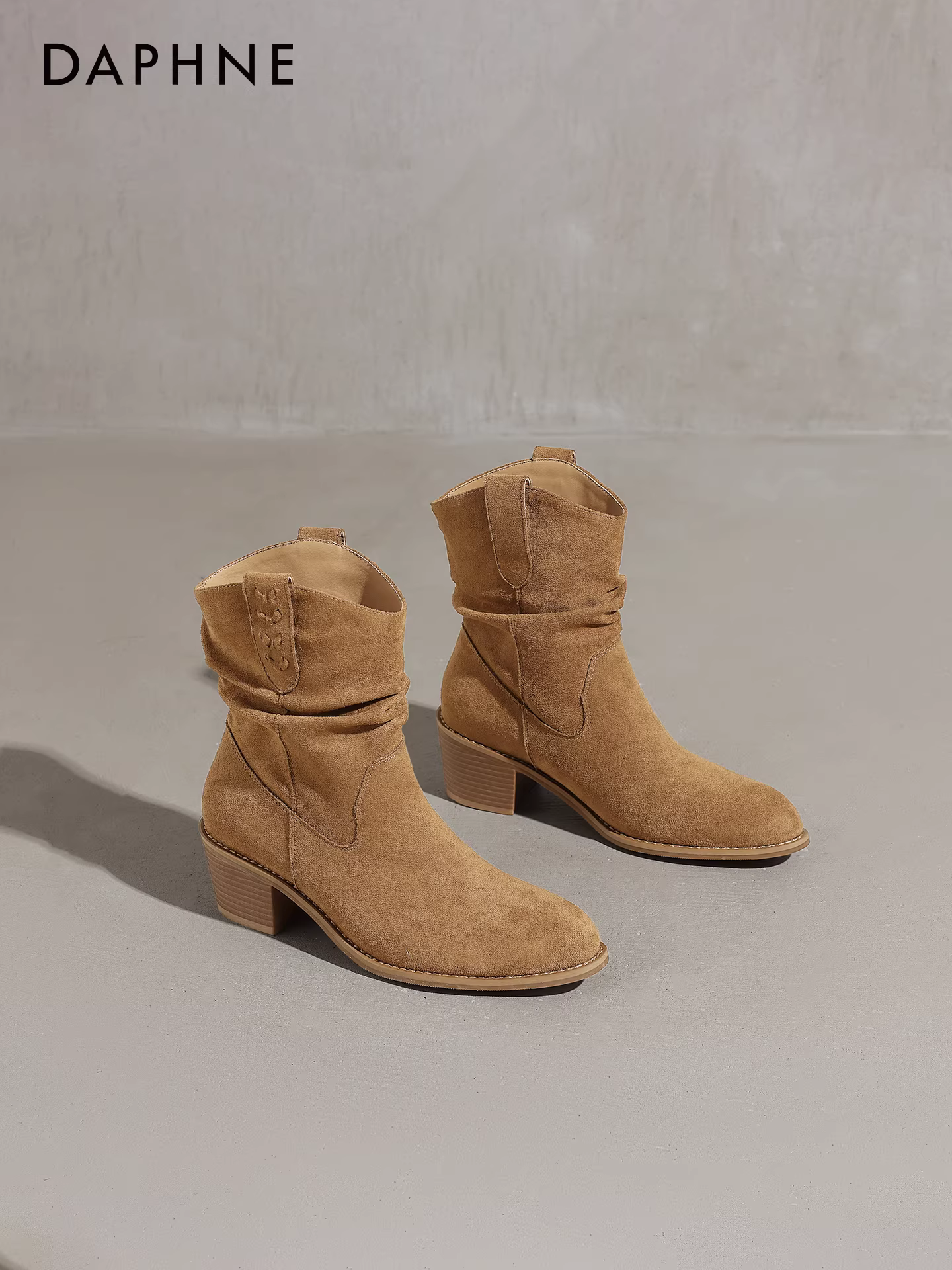 Giày bốt nữ Daphne kiểu dáng xu hướng mới thu đông 2025, kiểu Melard, bốt cao bồi ngắn kiểu miền Tây, bốt ôm sát, bốt Martin.