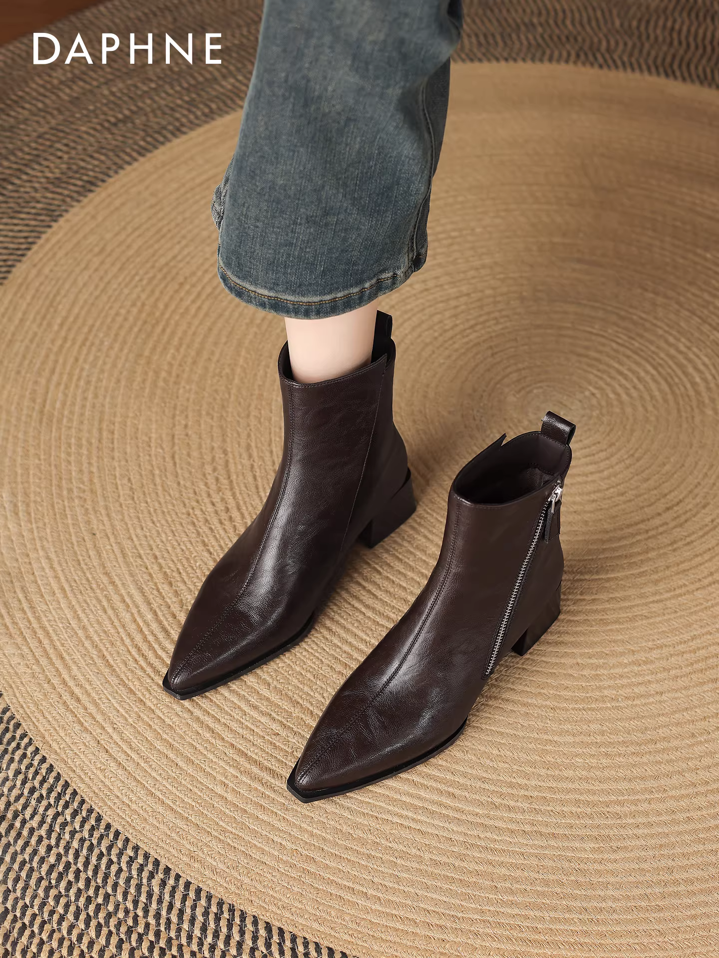 Giày bốt cao gót mũi nhọn Daphne màu nâu dành cho nữ, kiểu Chelsea Martin, lót lông cừu, dáng ôm, mùa đông mới 2025