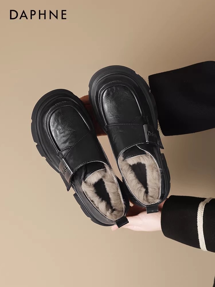 Giày lười lót lông Daphne dành cho nữ mùa thu đông 2025, giày da đen đế dày kiểu Anh, tăng chiều cao, kiểu đơn giản
