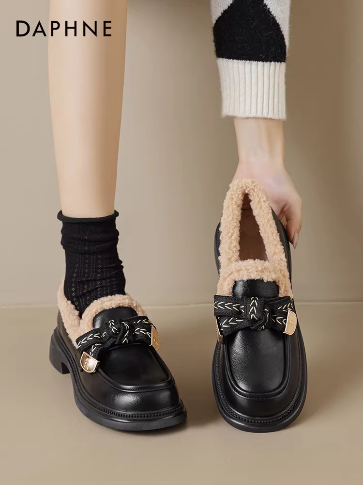 Giày lười nữ Daphne màu đen, lót lông, kiểu đơn giản, mùa đông 2025, giày bông lót lông cừu, kiểu xỏ ngón, ủng tuyết
