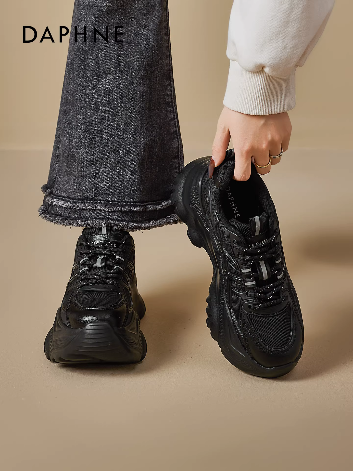 Giày thể thao Daphne màu đen dành cho nữ 2026 giày thể thao nhỏ nhắn phong cách mùa xuân mới có lớp lót lông cừu và đế dày