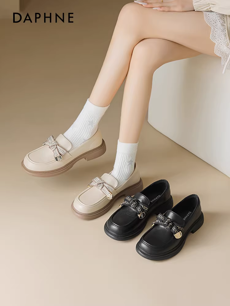 Giày da màu đen Daphne dành cho nữ mùa xuân 2026 giày đế dày mới kiểu Anh giày lười lót lông cừu phong cách Anh