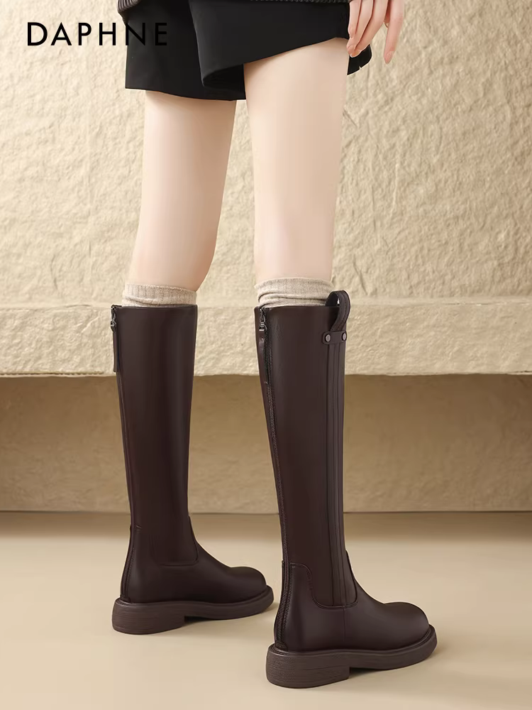 Giày bốt cao quá đầu gối lót lông cừu ấm áp của Daphne dành cho nữ, phong cách mới mùa thu đông 2024, bốt cao gót mỏng, bốt đi xe.