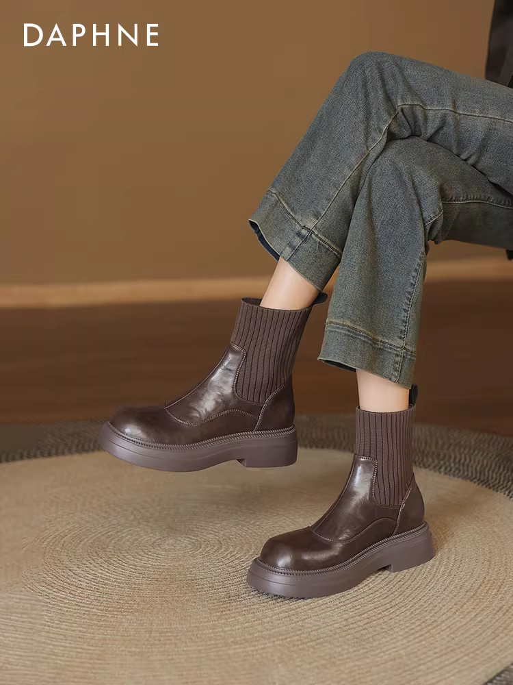 Giày bốt ngắn màu nâu Daphne dành cho nữ, kiểu Chelsea mùa đông 2025, kiểu retro mới, chất liệu thun co giãn, đế dày, kiểu Martin.