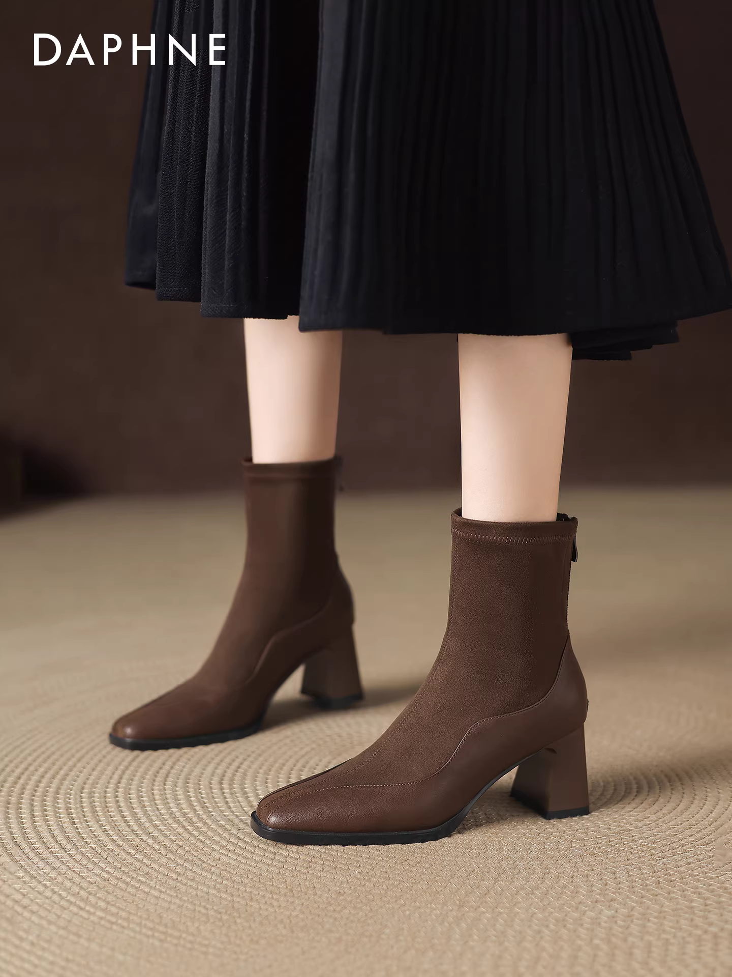 Giày bốt cao gót ngắn Daphne dành cho nữ, mẫu mới mùa đông 2025, lót lông cừu, kiểu retro Pháp, ôm chân, gót dày, kiểu Martin.