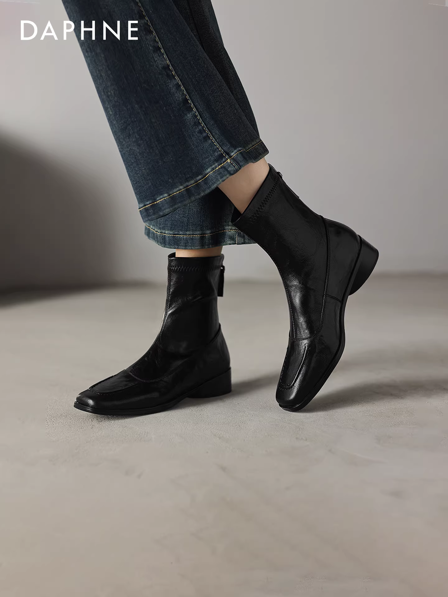Giày bốt đen Daphne dành cho nữ 2025 mới mùa thu đông, bốt cao gót dáng thon, lót lông mùa đông, mũi vuông, bốt ngắn kiểu Martin