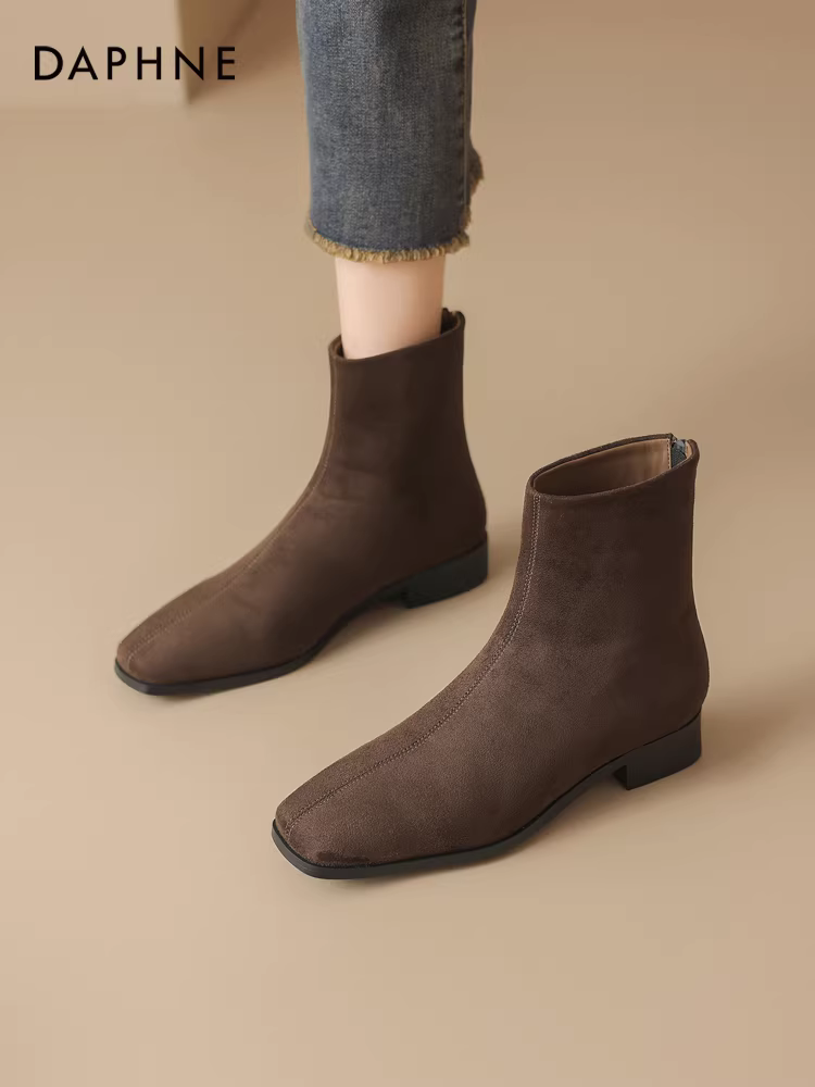 Giày bốt ngắn da lộn Daphne dành cho nữ, mẫu mới thu đông 2025, kiểu ôm sát, có lớp lót lông cừu, đế bằng, phong cách Pháp, giày mẹ.
