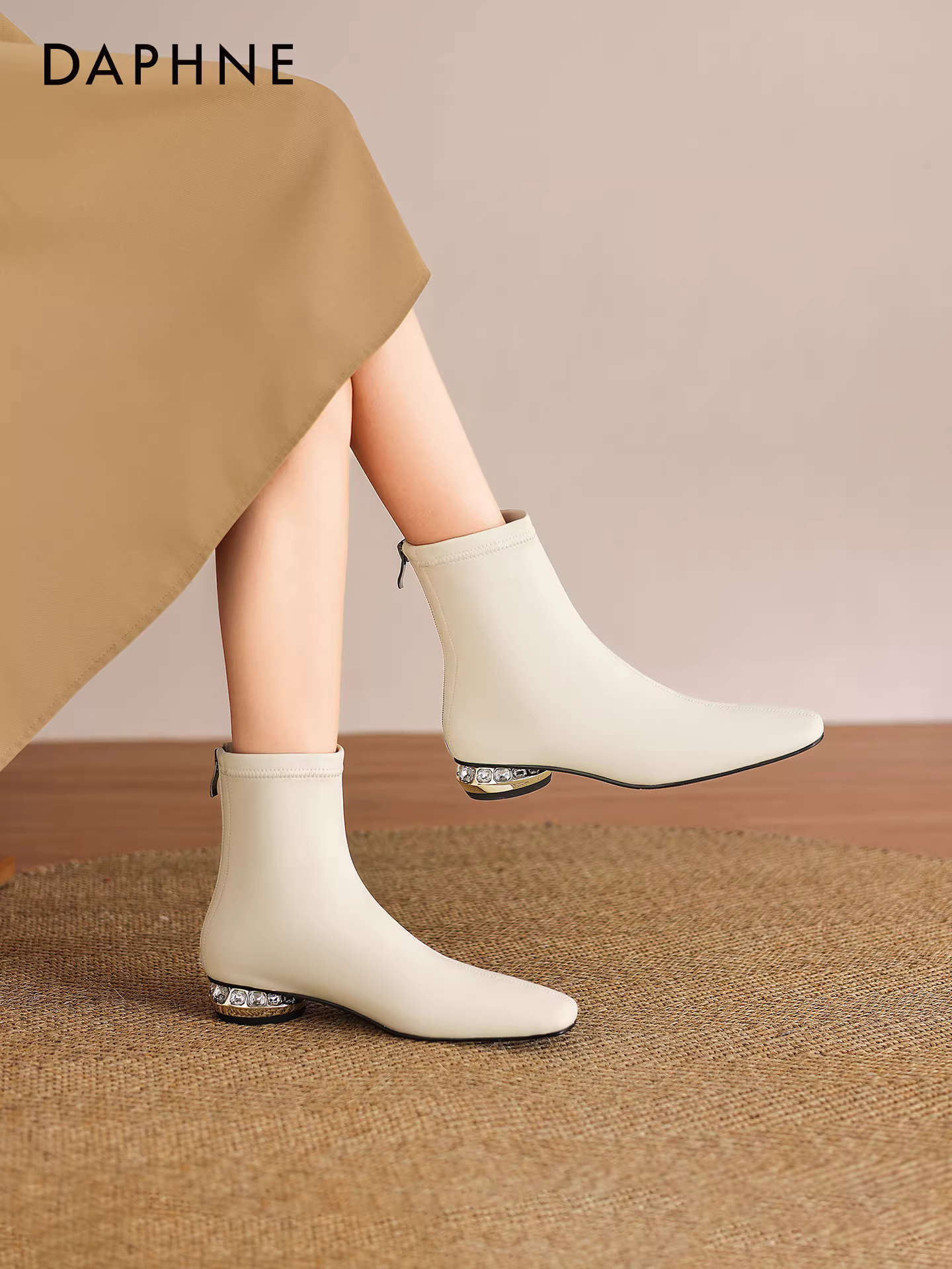 Giày bốt ngắn màu trắng Daphne dành cho nữ, kiểu mới mùa đông 2025, mũi vuông, lót lông cừu, kiểu Martin, gót dày, dáng ôm.