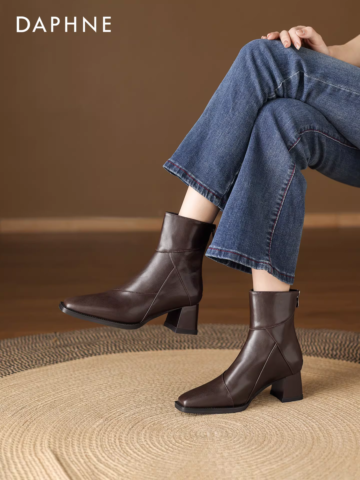 Giày bốt cao gót ngắn Daphne dành cho nữ kiểu mới 2025, gót thô, kiểu Chelsea, giày bốt Martin nữ, mùa thu đông, màu đen, kiểu ôm sát.