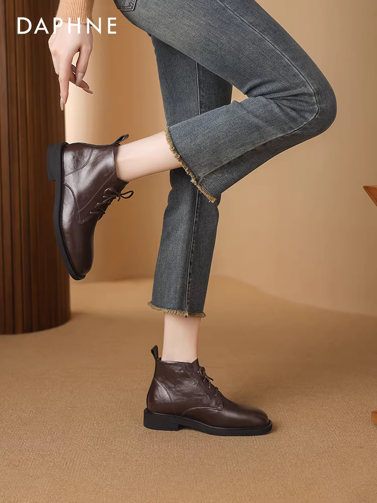 Giày bốt nữ Daphne Martin, kiểu mới mùa đông 2025, bốt ngắn màu nâu có lớp lót lông mềm, bốt đế bằng, bốt cổ ngắn kiểu Pháp, giày da nhỏ.