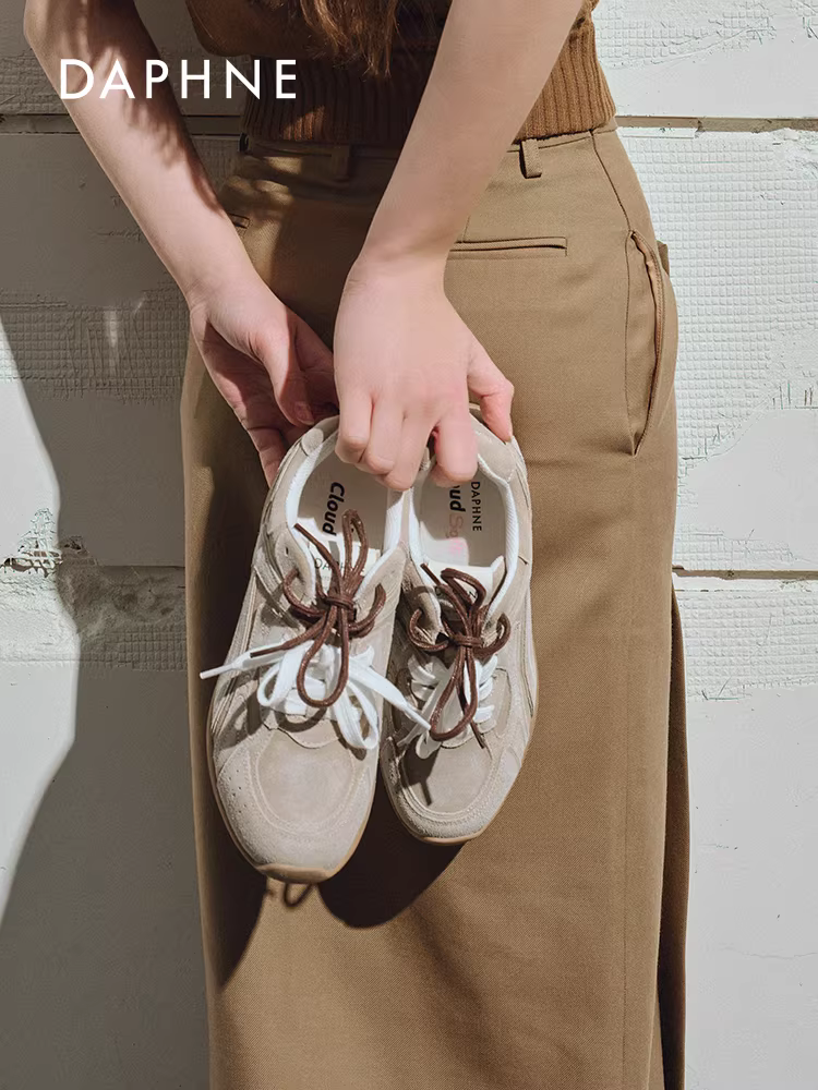 Giày tập mềm Daphne Cloud dành cho nữ Thu 2025 Giày nữ mới đế bằng màu nâu Giày thể thao đa năng dành cho nữ