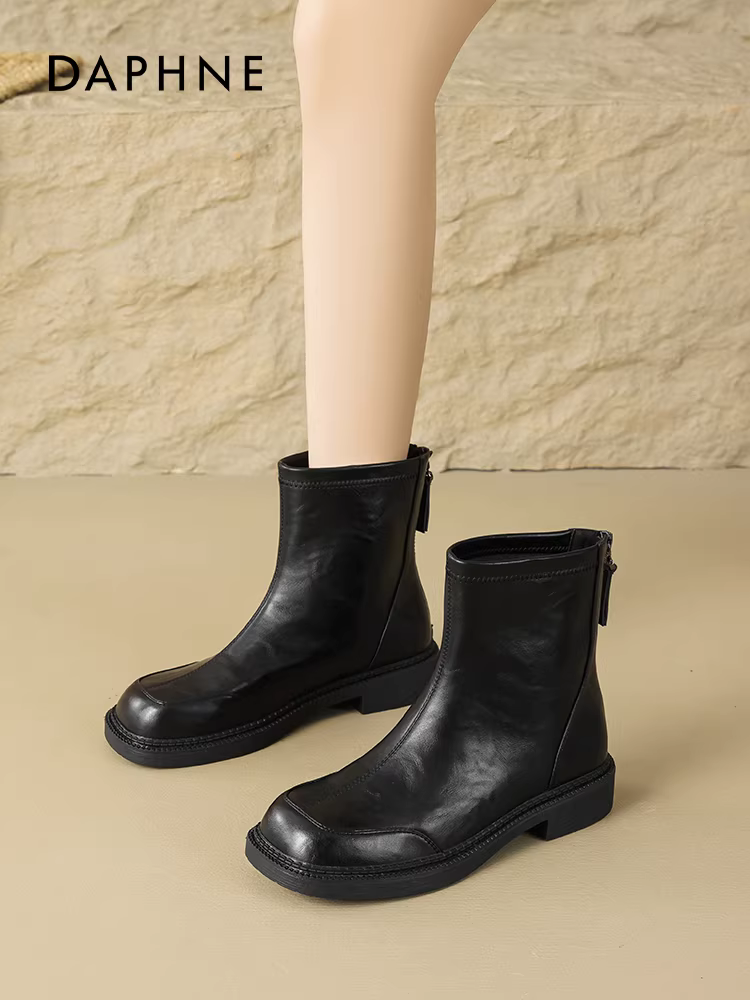 Giày bốt ngắn màu đen Daphne dành cho nữ, giày da phẳng kiểu Anh mùa thu đông, kiểu mới 2025, giày bốt ôm dáng kiểu Pháp có lót lông cừu.