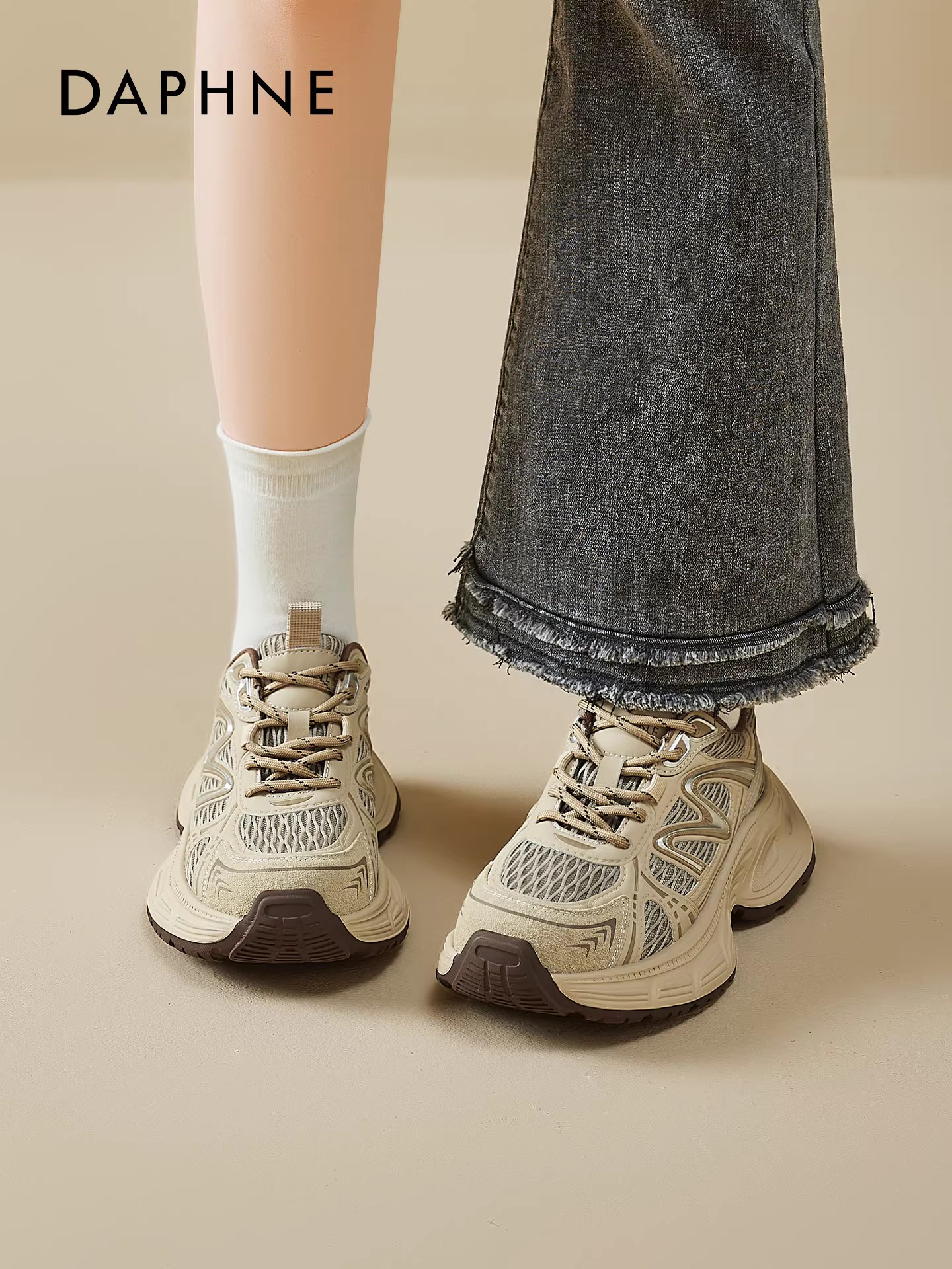 Giày thể thao nữ Daphne Brown kiểu Paris, đế dày mùa thu, giày thể thao tăng chiều cao thời thượng mới năm 2025.