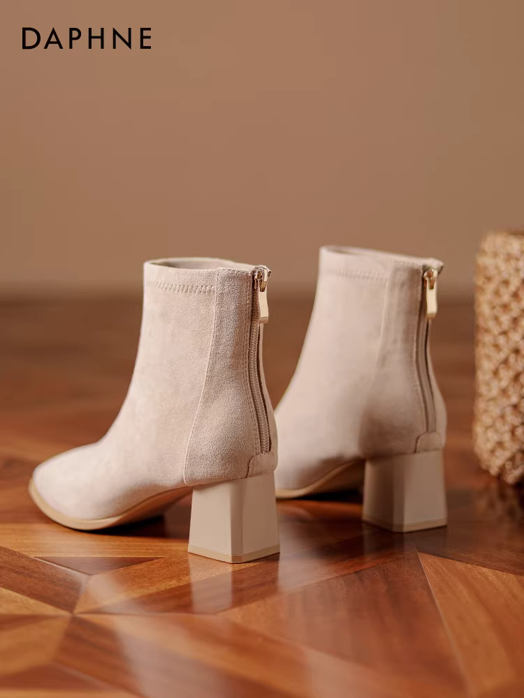 Giày bốt cao gót ngắn Daphne dành cho nữ, mẫu mới thu đông 2025, lót lông, gót dày, kiểu dáng ôm chân, màu nude, giày cao gót mùa đông nữ