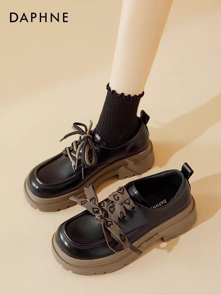 Giày lười đế dày Daphne dành cho nữ, phổ biến khi đi làm, kiểu mới hè 2025, giày da đen gót thô phong cách Anh.