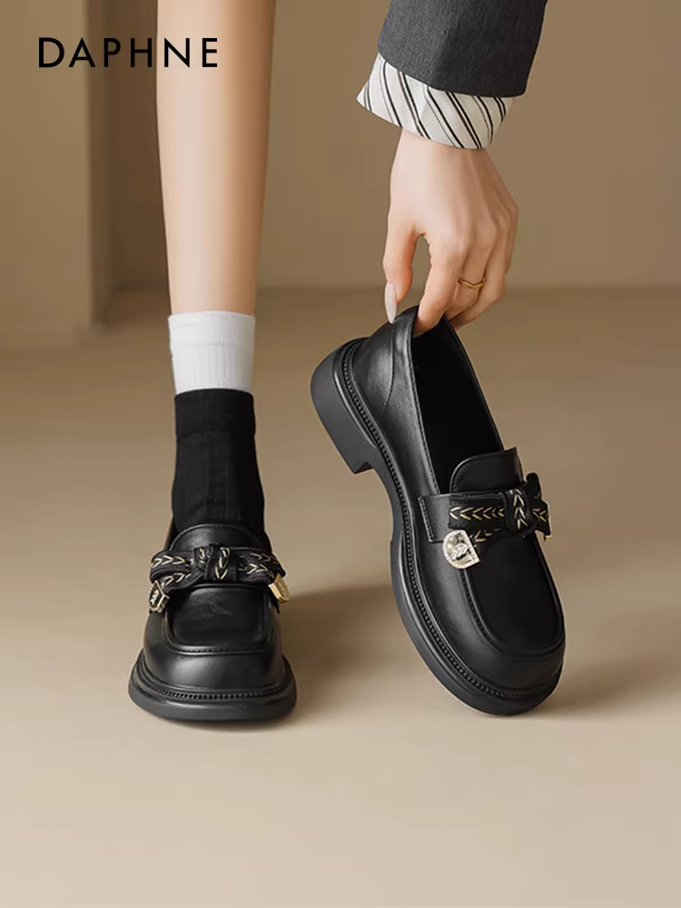 Giày da màu đen Daphne dành cho nữ mùa xuân 2026 giày đế dày mới kiểu Anh giày lười lót lông cừu phong cách Anh