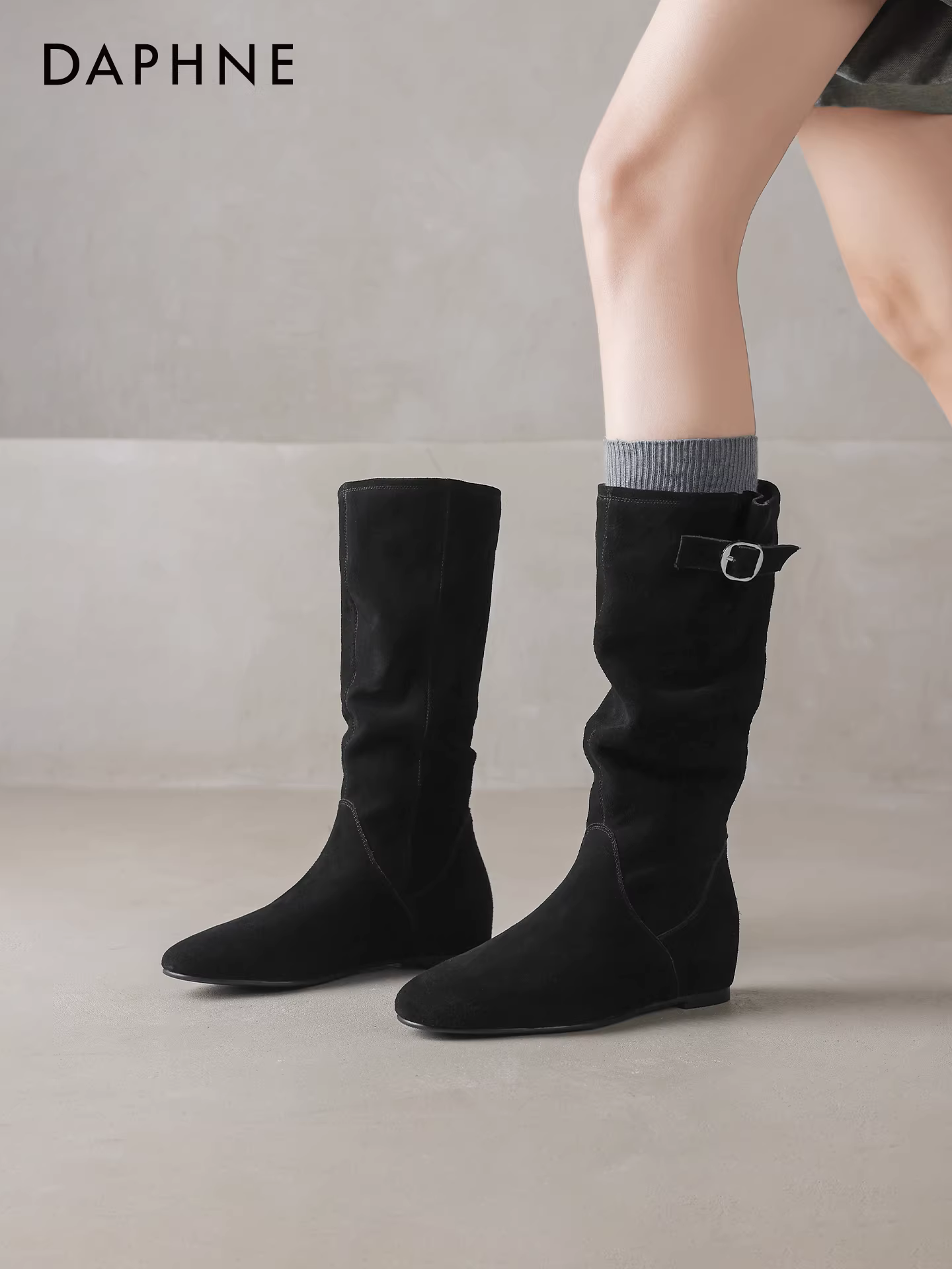 Giày bốt đen Daphne dành cho nữ 2025, kiểu dáng mới phổ biến, bốt cao cổ kiểu cao bồi miền Tây, chất liệu da lộn, đế bằng, kiểu dáng ôm sát, đế cao.