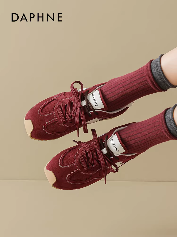 Giày thể thao nữ Daphne màu đỏ kiểu dáng thời trang Đức, mẫu mới thu đông 2025, đế bằng, mỏng, phong cách retro, giày thể thao thường ngày