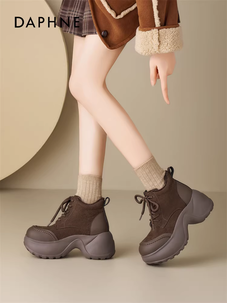 Giày bốt đi tuyết đế dày lót lông cừu Daphne dành cho nữ 2025 Giày bốt ngắn Martin cao gót mùa đông mới Giày bốt cotton tăng chiều cao Giày cotton ấm áp