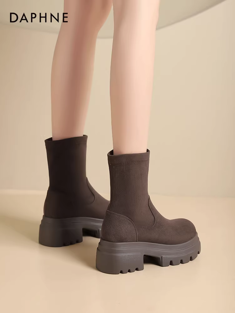 Giày bốt Martin đế dày Daphne dành cho nữ, mẫu mới thu đông 2024, kiểu dáng ôm sát, chất liệu thun co giãn, giày bốt cổ ngắn lót lông phong cách retro dành cho nữ