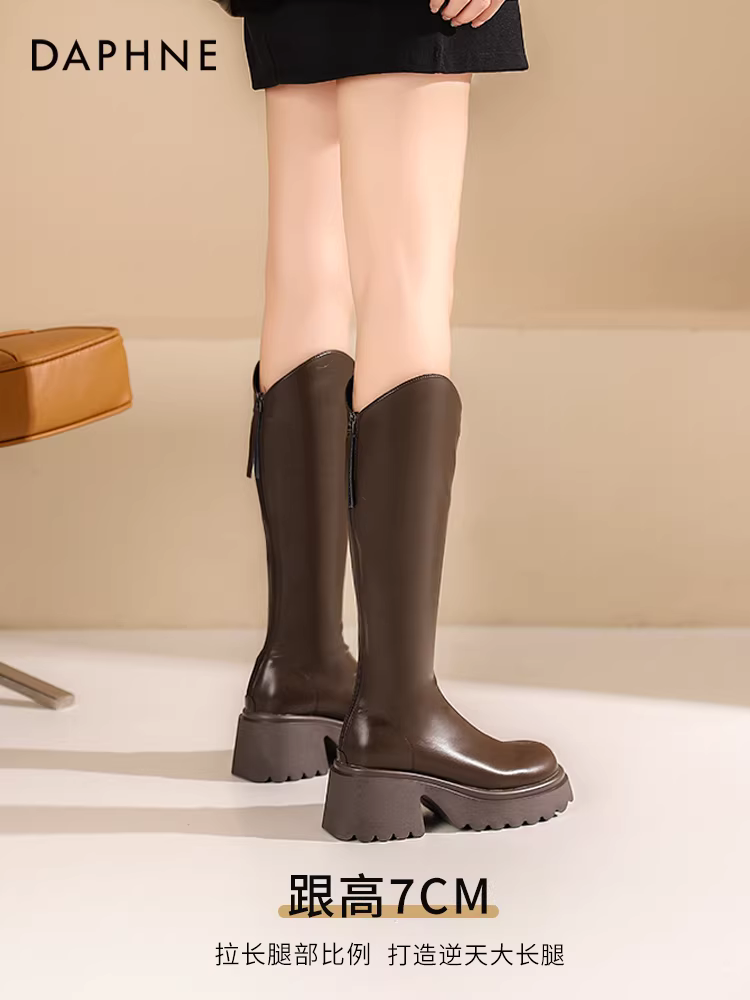 Giày bốt cưỡi ngựa đế dày kiểu chữ V của Daphne dành cho nữ, mùa thu đông 2025, bốt cao dành cho phụ nữ nhỏ nhắn, bốt dài tăng chiều cao, bốt cao quá đầu gối.