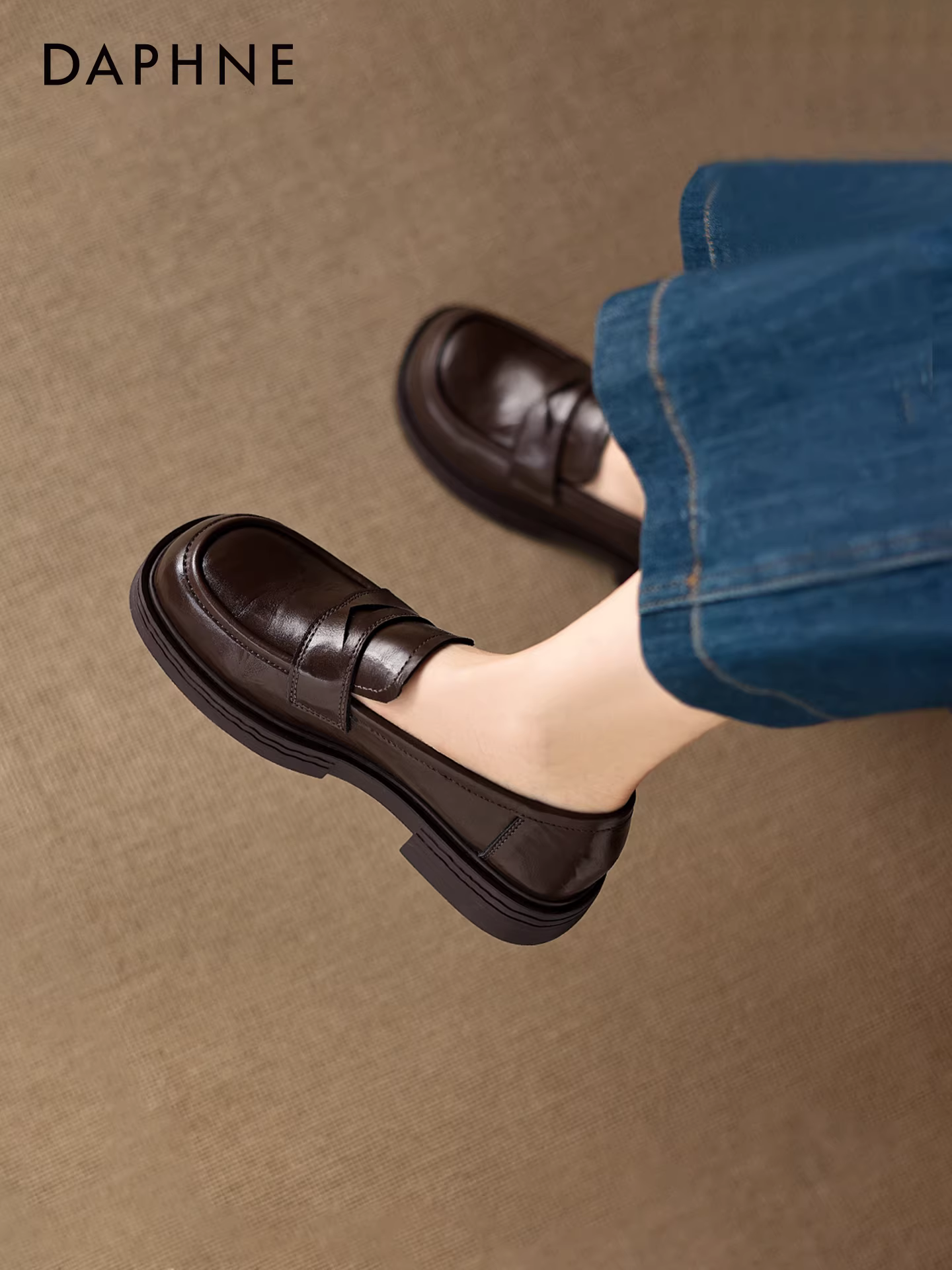 Giày lười đế dày màu nâu Daphne dành cho nữ 2025, kiểu mới, dễ mang, đế mềm, giày da nhỏ, giày bệt nữ, giày đơn.