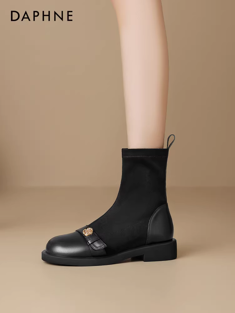 Giày bốt ngắn màu đen Daphne dành cho nữ 2025, kiểu mới mùa đông, lót lông cừu, ôm sát chân, kiểu Pháp, cổ ngắn, kiểu tất, đế bằng, kiểu Martin.