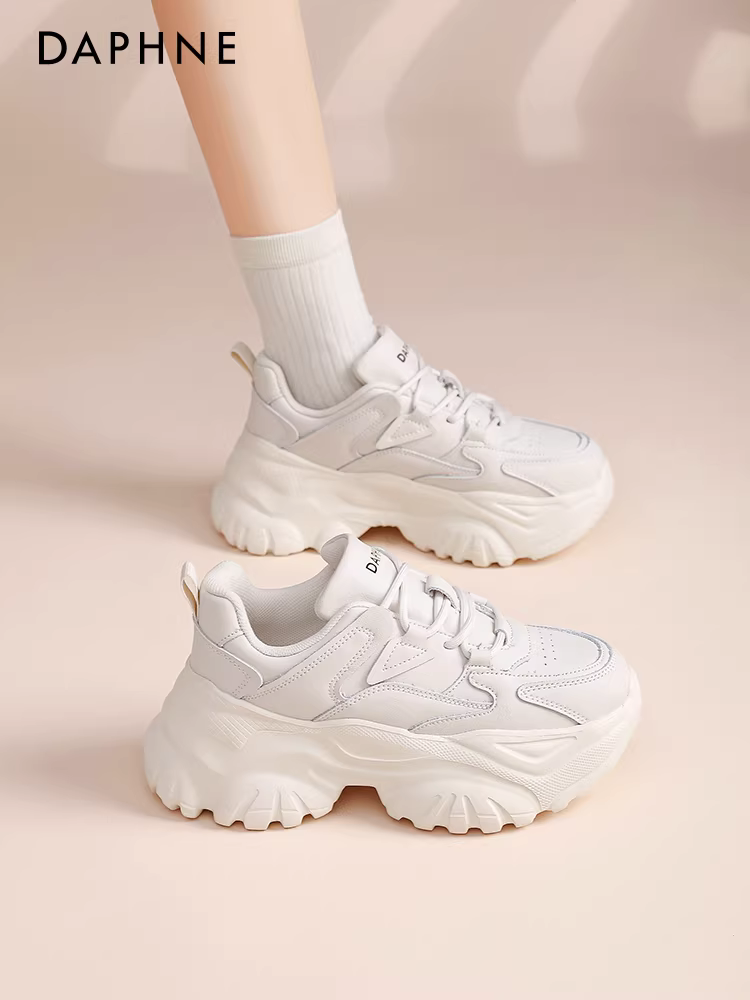 Giày thể thao đế dày Daphne dành cho nữ, giày trắng tăng chiều cao, giày thể thao lót lông cừu trắng mùa thu đông 2025 dành cho nữ.