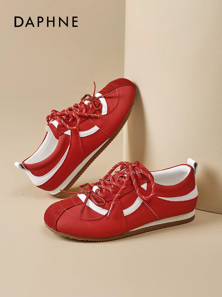 Giày tập luyện màu đỏ Daphne dành cho nữ, kiểu mới 2025, rất xinh, giày ba lê đế bằng mềm mại, giày thể thao thường ngày nữ