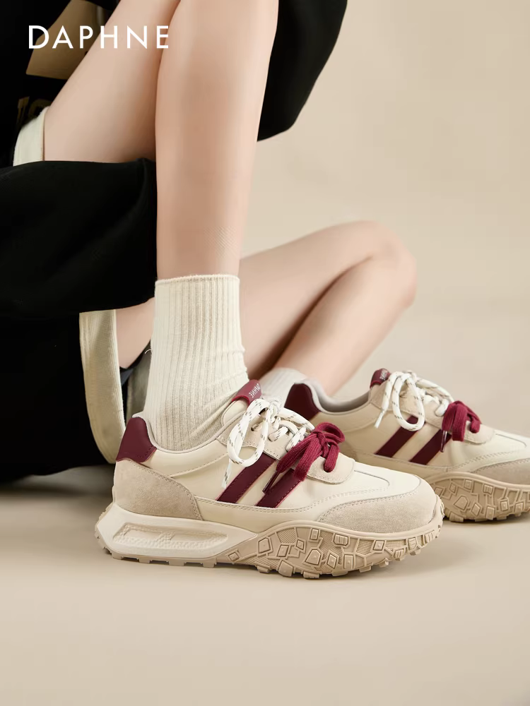 Giày thể thao nữ Daphne màu đỏ, giày thể thao đế dày mùa thu 2025 mới, giày tăng chiều cao, giày bố mùa xuân thu.