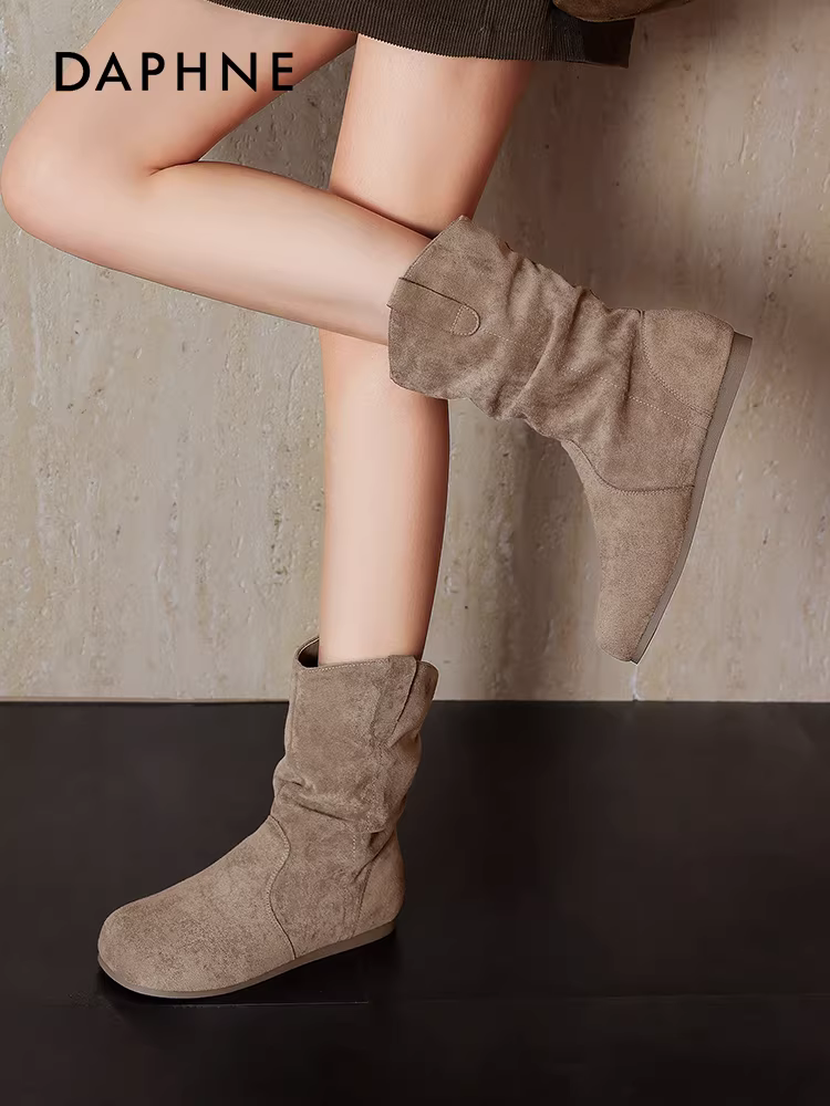Giày bốt ngắn du lịch Daphne Tân Cương dành cho nữ, mẫu mới thu 2025, kiểu retro, đế bằng, kiểu xếp ly, phong cách sa mạc phương Tây