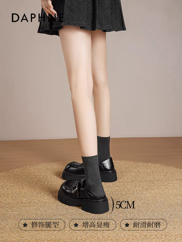 Giày lười nữ Daphne 2025 thời trang, giày da kiểu Anh màu nâu mùa đông mới đế dày, giày đơn giản đa năng.