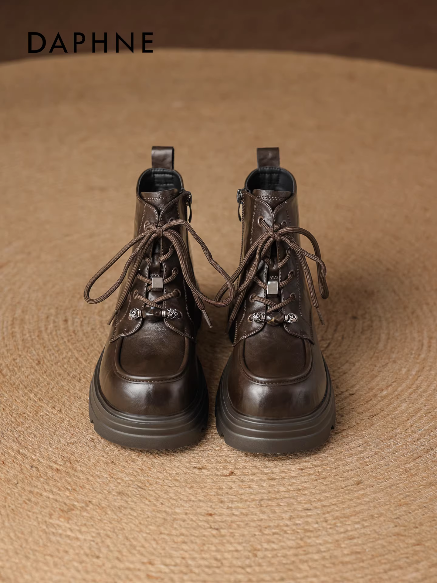 Giày bốt Martin đế dày Daphne dành cho nữ 2025, mẫu mới thu đông, cao gót, màu nâu, kiểu cổ ngắn, phong cách retro, giày tăng chiều cao.