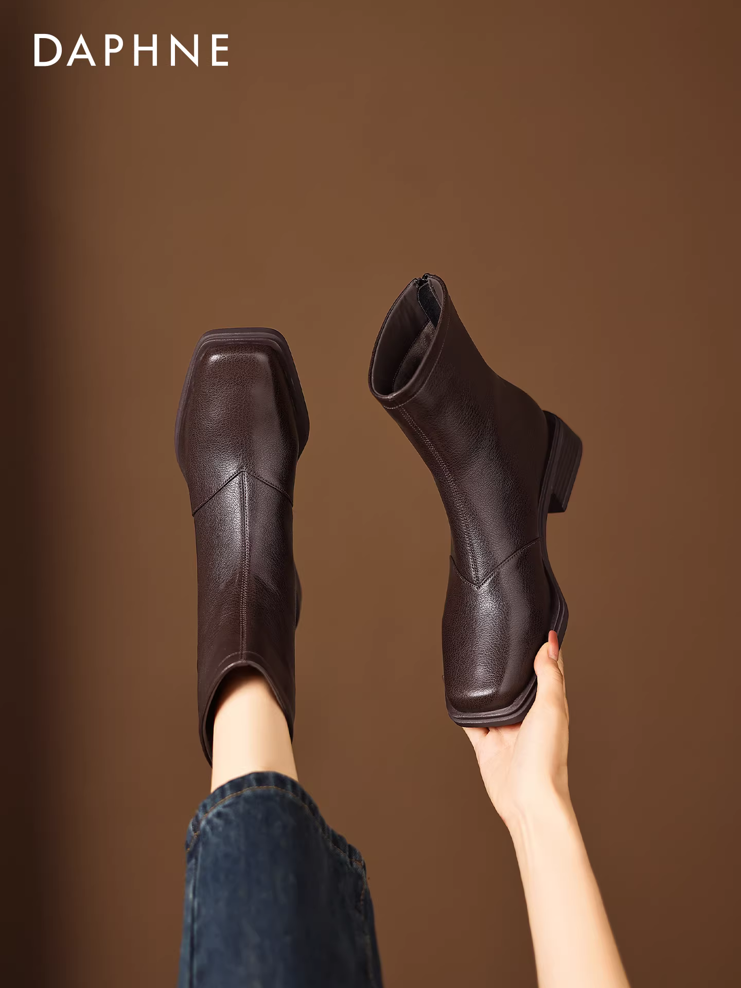 Giày bốt ngắn đen Daphne dành cho nữ, mẫu mới thu đông 2025, mũi vuông, gót dày, kiểu dáng ôm sát, kiểu Pháp, kiểu Martin.