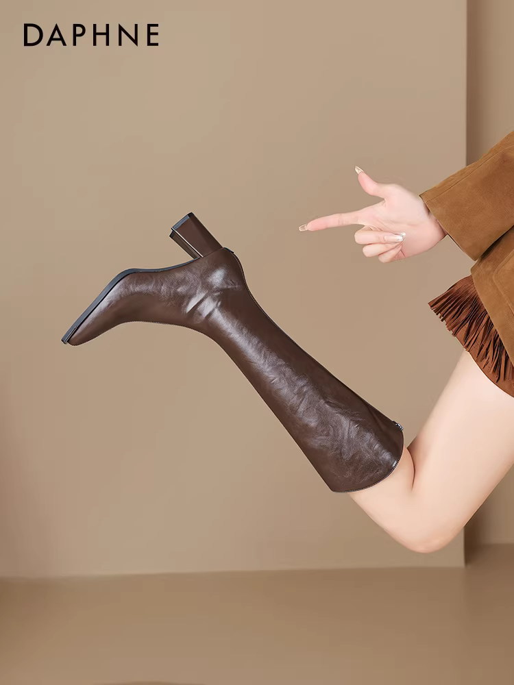 Giày bốt cao cổ mũi nhọn màu nâu Daphne dành cho nữ, kiểu dáng V-cut, gót cao, mùa đông 2025, lót lông cừu, kiểu dáng cưỡi ngựa