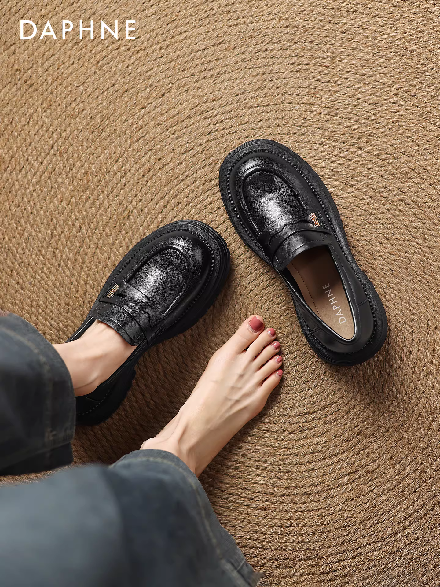 Giày lười đế dày Daphne dành cho nữ 2025, kiểu dáng retro mùa thu đông mới, màu nâu, phong cách preppy, giày da nhỏ, kiểu lười không dây.