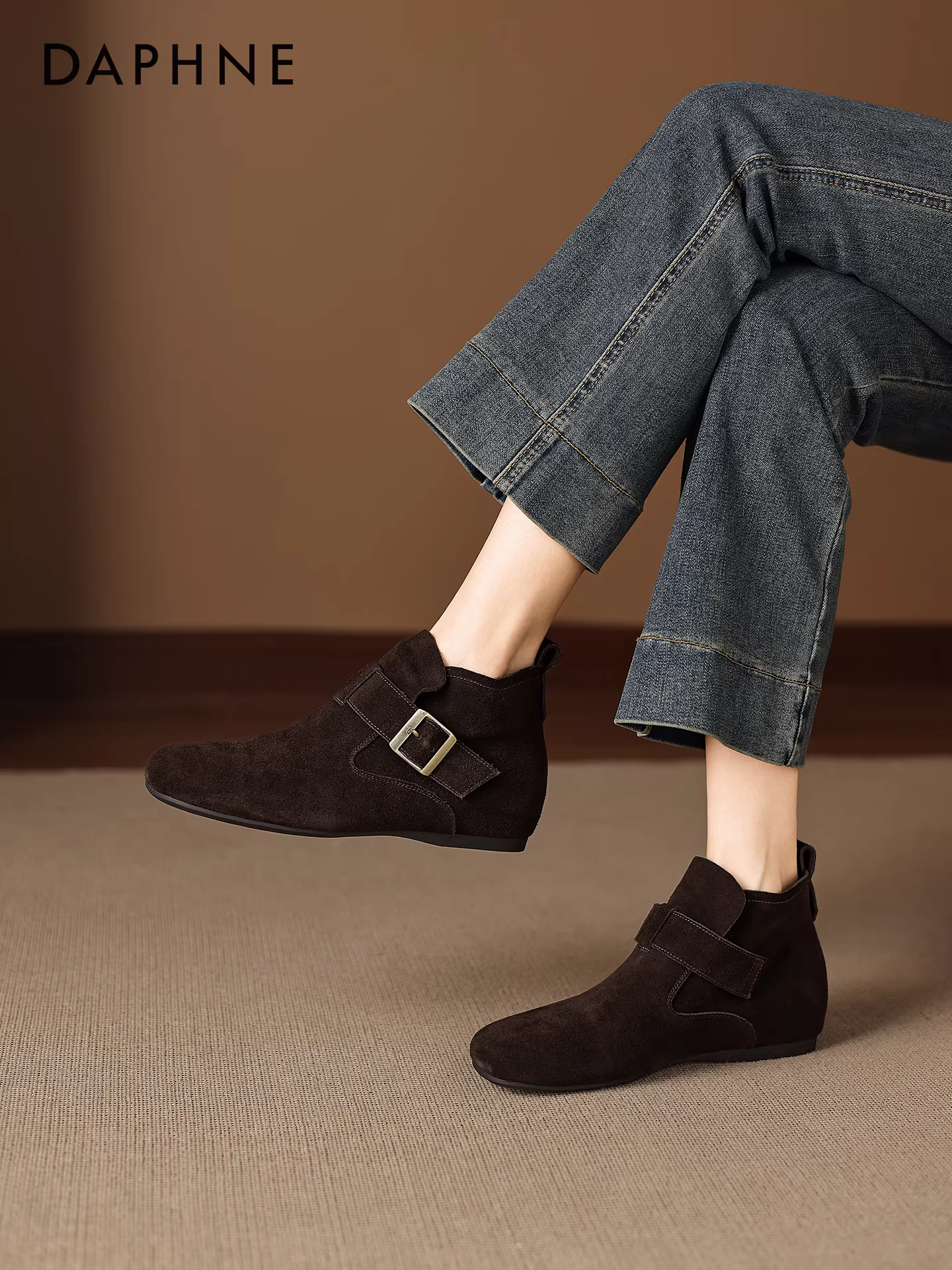 Giày bốt ngắn Daphne dành cho nữ, giày Chelsea lót lông mùa đông 2025 mới, giày bốt đế bằng, giày bốt Martin đế mềm.